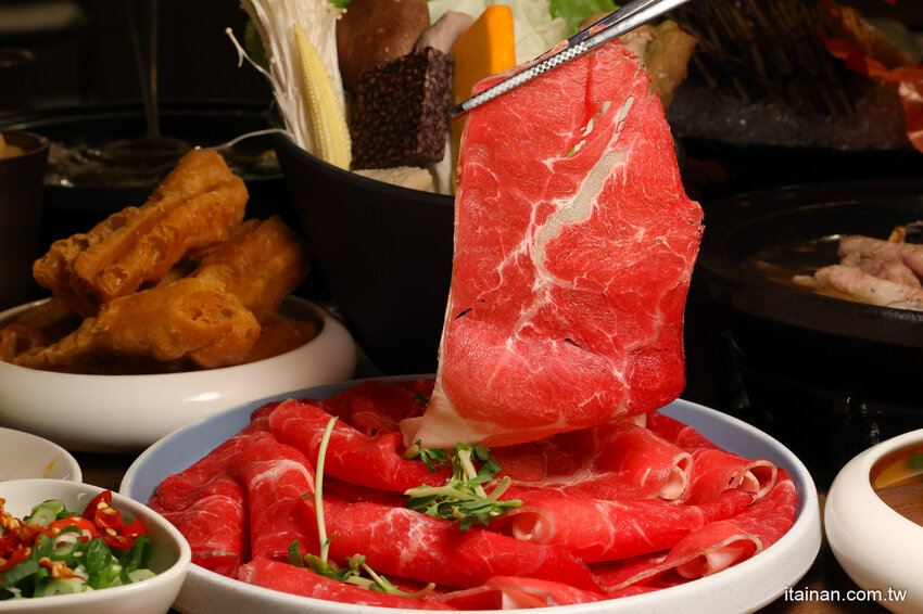 免去山上也能吃到好吃雞鍋~燒酒雞尬松阪豬鍋必點,一鍋兩吃好滿足!霸氣海鮮船只要399元!壽星還有優惠活動「新垣祖鍋物」 @台南好Food遊