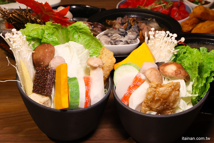 免去山上也能吃到好吃雞鍋~燒酒雞尬松阪豬鍋必點,一鍋兩吃好滿足!霸氣海鮮船只要399元!壽星還有優惠活動「新垣祖鍋物」 @台南好Food遊