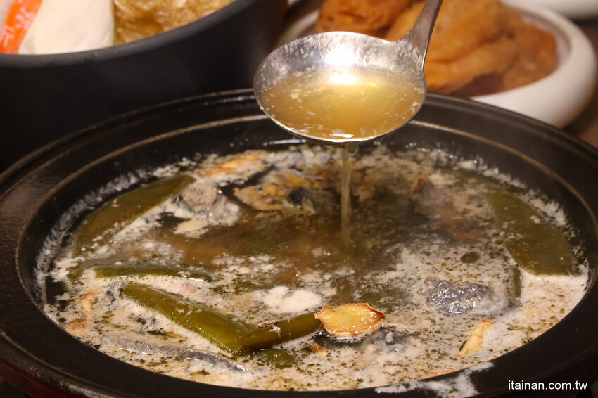 免去山上也能吃到好吃雞鍋~燒酒雞尬松阪豬鍋必點,一鍋兩吃好滿足!霸氣海鮮船只要399元!壽星還有優惠活動「新垣祖鍋物」 @台南好Food遊