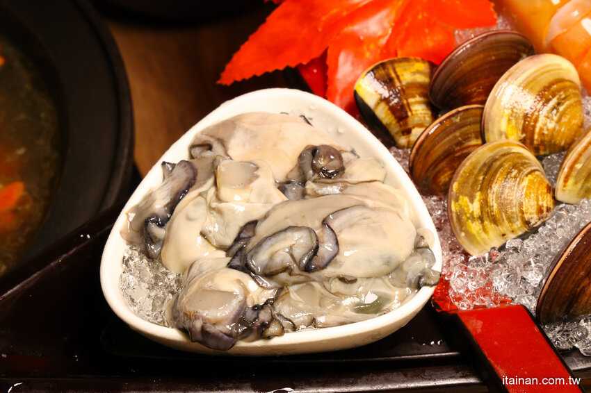 免去山上也能吃到好吃雞鍋~燒酒雞尬松阪豬鍋必點,一鍋兩吃好滿足!霸氣海鮮船只要399元!壽星還有優惠活動「新垣祖鍋物」 @台南好Food遊