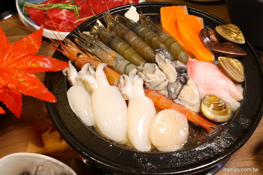 免去山上也能吃到好吃雞鍋~燒酒雞尬松阪豬鍋必點,一鍋兩吃好滿足!霸氣海鮮船只要399元!壽星還有優惠活動「新垣祖鍋物」 @台南好Food遊