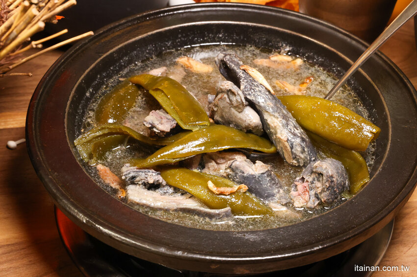 免去山上也能吃到好吃雞鍋~燒酒雞尬松阪豬鍋必點,一鍋兩吃好滿足!霸氣海鮮船只要399元!壽星還有優惠活動「新垣祖鍋物」 @台南好Food遊