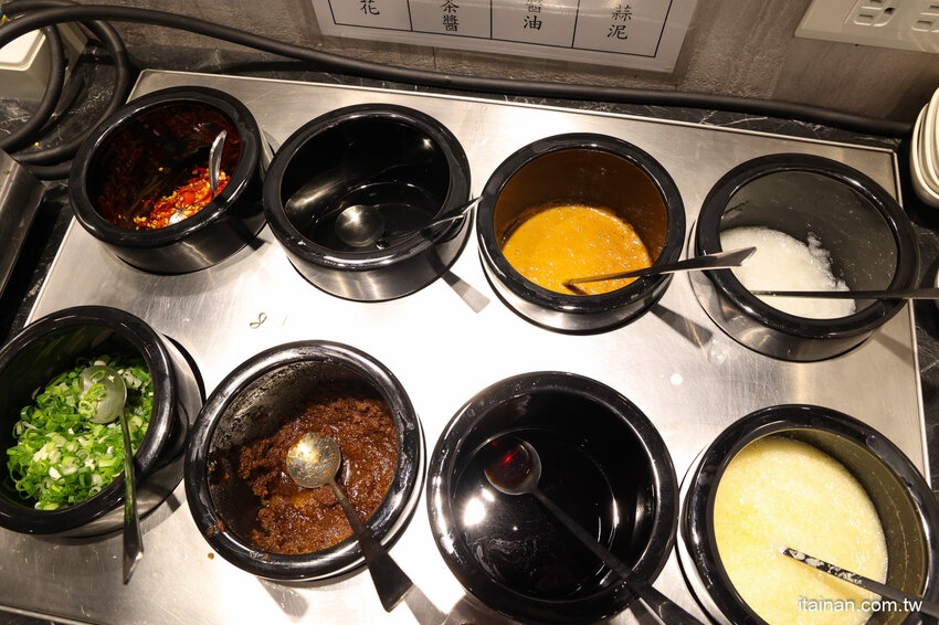 免去山上也能吃到好吃雞鍋~燒酒雞尬松阪豬鍋必點,一鍋兩吃好滿足!霸氣海鮮船只要399元!壽星還有優惠活動「新垣祖鍋物」 @台南好Food遊