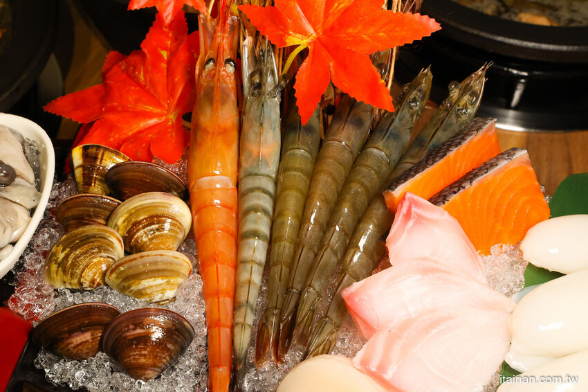 免去山上也能吃到好吃雞鍋~燒酒雞尬松阪豬鍋必點,一鍋兩吃好滿足!霸氣海鮮船只要399元!壽星還有優惠活動「新垣祖鍋物」 @台南好Food遊