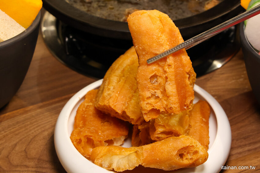 免去山上也能吃到好吃雞鍋~燒酒雞尬松阪豬鍋必點,一鍋兩吃好滿足!霸氣海鮮船只要399元!壽星還有優惠活動「新垣祖鍋物」 @台南好Food遊