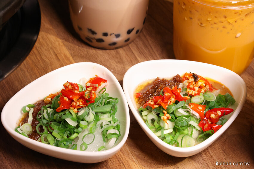 免去山上也能吃到好吃雞鍋~燒酒雞尬松阪豬鍋必點,一鍋兩吃好滿足!霸氣海鮮船只要399元!壽星還有優惠活動「新垣祖鍋物」 @台南好Food遊