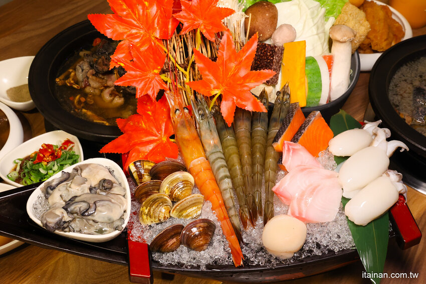 免去山上也能吃到好吃雞鍋~燒酒雞尬松阪豬鍋必點,一鍋兩吃好滿足!霸氣海鮮船只要399元!壽星還有優惠活動「新垣祖鍋物」 @台南好Food遊