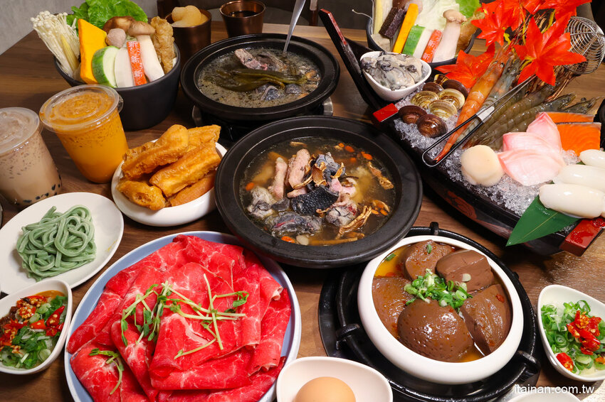 免去山上也能吃到好吃雞鍋~燒酒雞尬松阪豬鍋必點,一鍋兩吃好滿足!霸氣海鮮船只要399元!壽星還有優惠活動「新垣祖鍋物」 @台南好Food遊