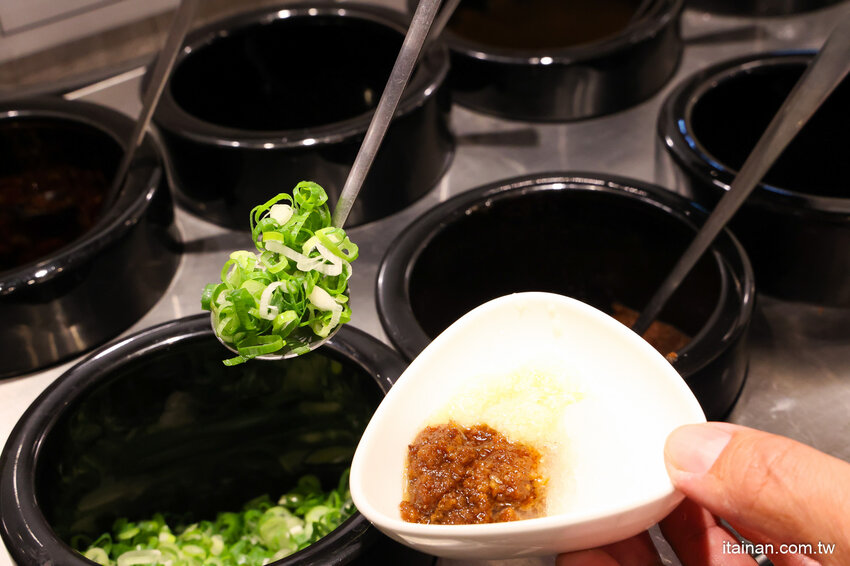 免去山上也能吃到好吃雞鍋~燒酒雞尬松阪豬鍋必點,一鍋兩吃好滿足!霸氣海鮮船只要399元!壽星還有優惠活動「新垣祖鍋物」 @台南好Food遊