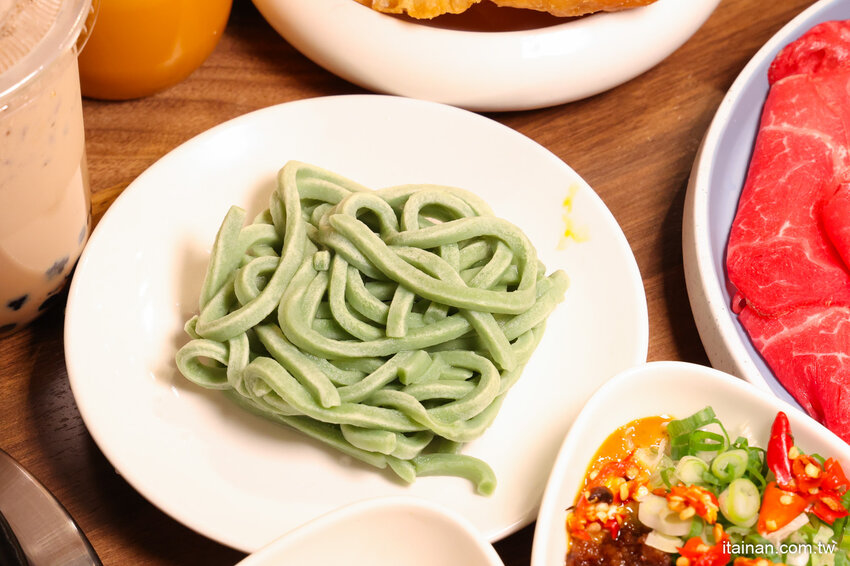 免去山上也能吃到好吃雞鍋~燒酒雞尬松阪豬鍋必點,一鍋兩吃好滿足!霸氣海鮮船只要399元!壽星還有優惠活動「新垣祖鍋物」 @台南好Food遊