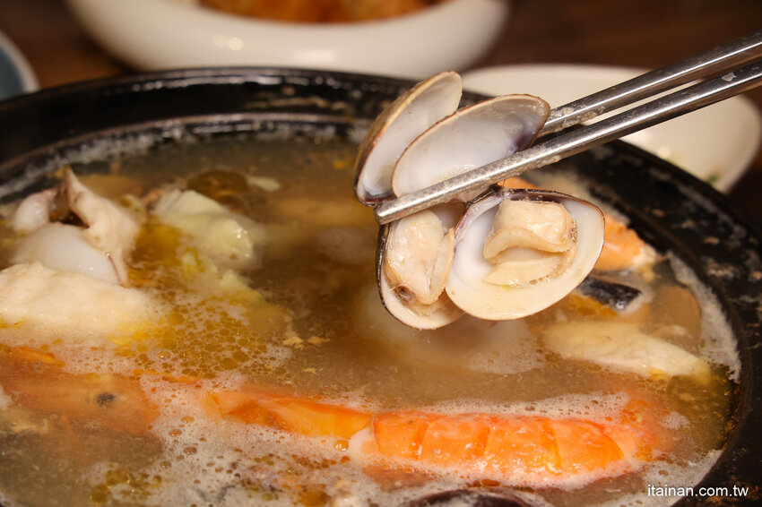 免去山上也能吃到好吃雞鍋~燒酒雞尬松阪豬鍋必點,一鍋兩吃好滿足!霸氣海鮮船只要399元!壽星還有優惠活動「新垣祖鍋物」 @台南好Food遊