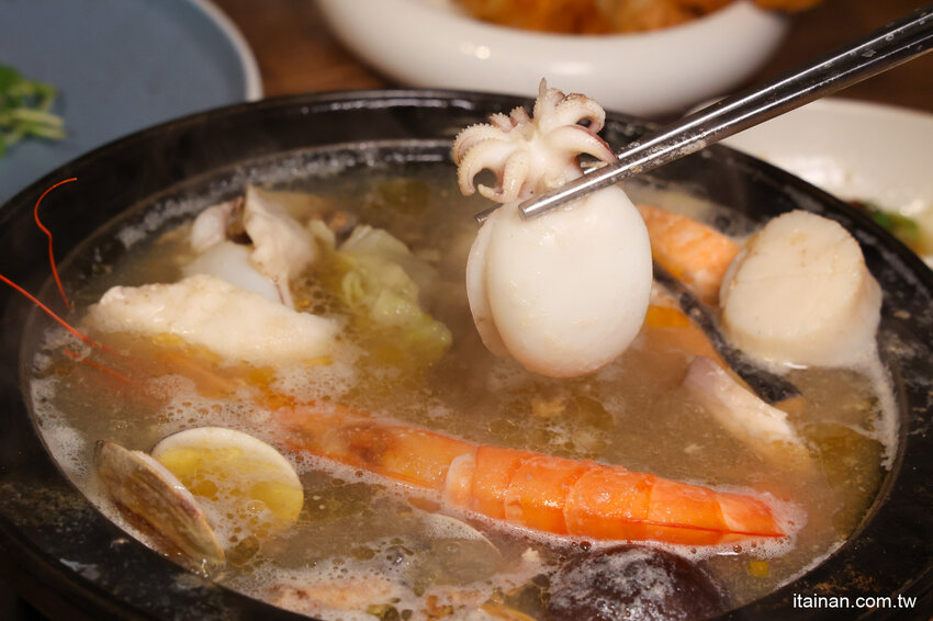 免去山上也能吃到好吃雞鍋~燒酒雞尬松阪豬鍋必點,一鍋兩吃好滿足!霸氣海鮮船只要399元!壽星還有優惠活動「新垣祖鍋物」 @台南好Food遊