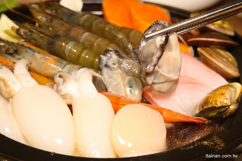 免去山上也能吃到好吃雞鍋~燒酒雞尬松阪豬鍋必點,一鍋兩吃好滿足!霸氣海鮮船只要399元!壽星還有優惠活動「新垣祖鍋物」 @台南好Food遊