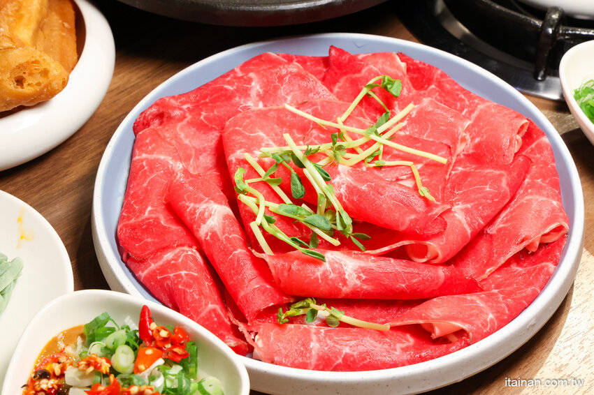 免去山上也能吃到好吃雞鍋~燒酒雞尬松阪豬鍋必點,一鍋兩吃好滿足!霸氣海鮮船只要399元!壽星還有優惠活動「新垣祖鍋物」 @台南好Food遊