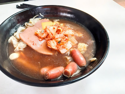 【新北新莊】平價小吃推薦︰新貳拾壹食堂，菜單推薦、必吃料理麻辣鴨血、炒泡麵、麻辣臭豆腐，捷運丹鳳站必吃滷味