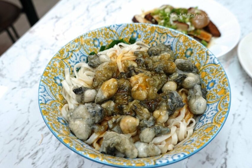 〖東石鮮蚵〗痛風走開！嘉義東石產地直達．每碗鮮蚵都是滿滿滿．蚵嗲超酥脆Ｘ炸蔥段 - 艾瑪▪ 享受吃喝玩樂札記