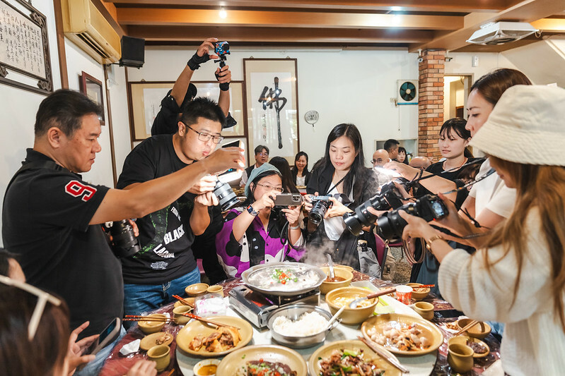 苗栗縣公館鄉苗栗縣｜公館鄉｜工藝行旅第一站從美食開始，「陶之飲」傳承三代的道地客家美味，搭配訂製陶器食器，讓吃飯