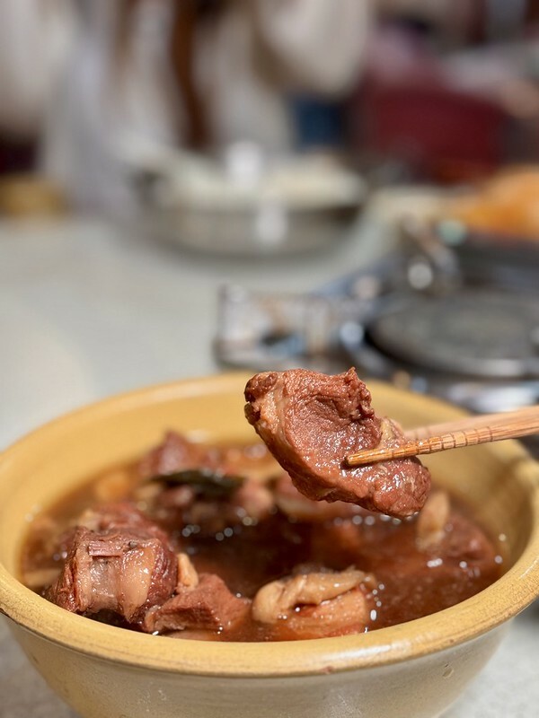 苗栗縣公館鄉苗栗縣｜公館鄉｜工藝行旅第一站從美食開始，「陶之飲」傳承三代的道地客家美味，搭配訂製陶器食器，讓吃飯