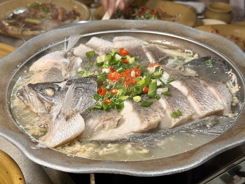 苗栗縣公館鄉苗栗縣｜公館鄉｜工藝行旅第一站從美食開始，「陶之飲」傳承三代的道地客家美味，搭配訂製陶器食器，讓吃飯