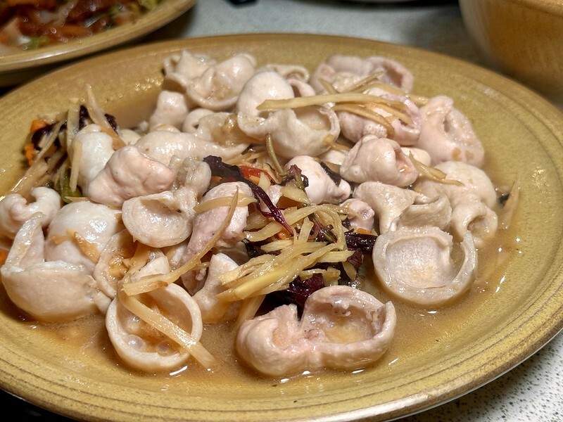 苗栗縣公館鄉苗栗縣｜公館鄉｜工藝行旅第一站從美食開始，「陶之飲」傳承三代的道地客家美味，搭配訂製陶器食器，讓吃飯