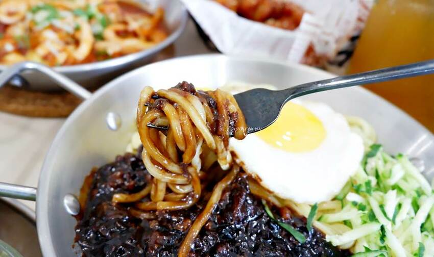 懂滋咚吃韓風早午餐。人氣韓式料理全時段供應，銅板價特色糖餅年糕串，近中國醫藥大學中友百貨 - 🍎 蘋果話日常🍎