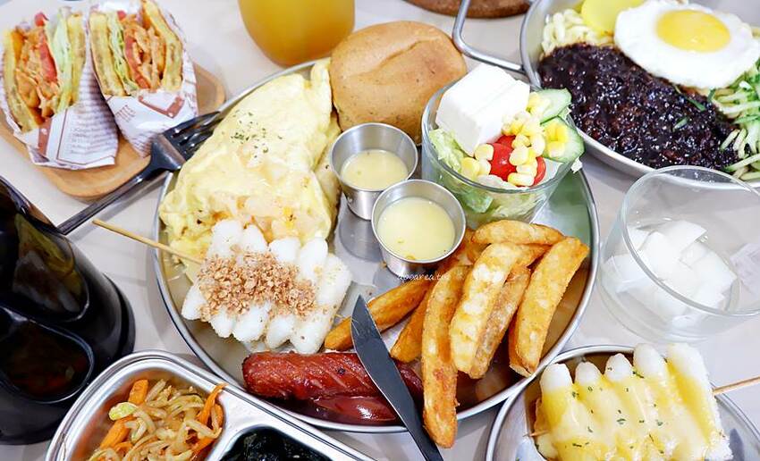 懂滋咚吃韓風早午餐。人氣韓式料理全時段供應，銅板價特色糖餅年糕串，近中國醫藥大學中友百貨 - 🍎 蘋果話日常🍎