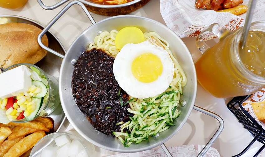 懂滋咚吃韓風早午餐。人氣韓式料理全時段供應，銅板價特色糖餅年糕串，近中國醫藥大學中友百貨 - 🍎 蘋果話日常🍎