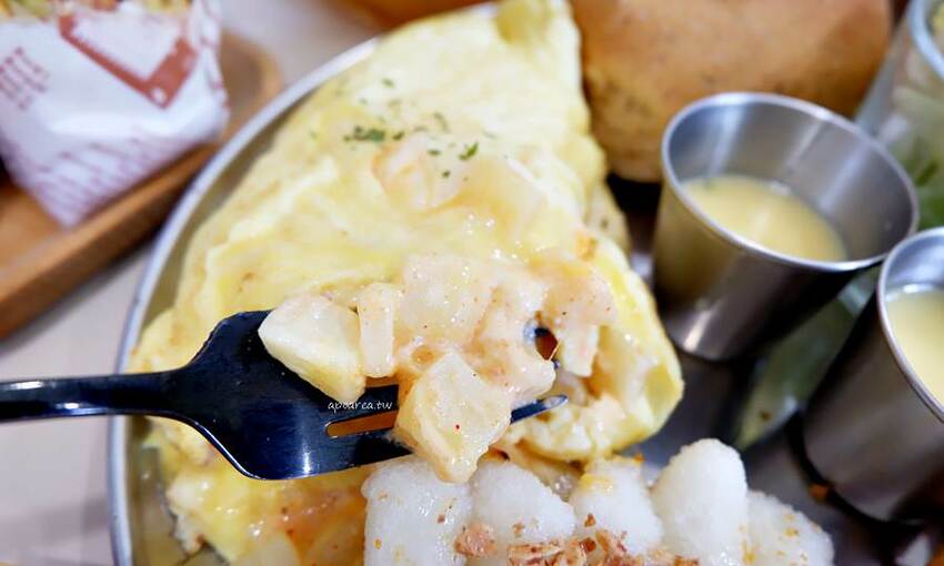 懂滋咚吃韓風早午餐。人氣韓式料理全時段供應，銅板價特色糖餅年糕串，近中國醫藥大學中友百貨 - 🍎 蘋果話日常🍎