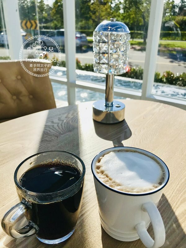 白色貨櫃屋,純白網美風,河濱新地標,不限時慢慢坐,親子寵物友善空間,OVER THERE 等你一起喝咖啡享輕食 @魚兒 x 牽手明太子的「視」界旅行