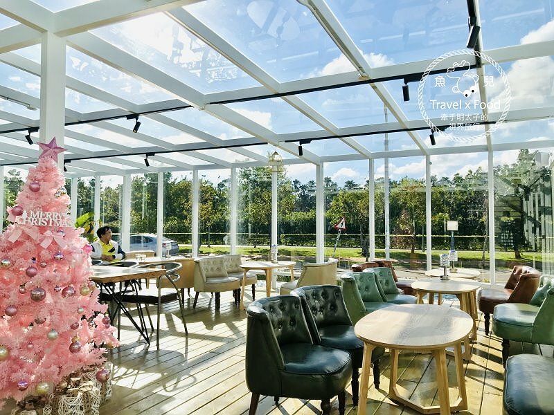 白色貨櫃屋,純白網美風,河濱新地標,不限時慢慢坐,親子寵物友善空間,OVER THERE 等你一起喝咖啡享輕食 @魚兒 x 牽手明太子的「視」界旅行