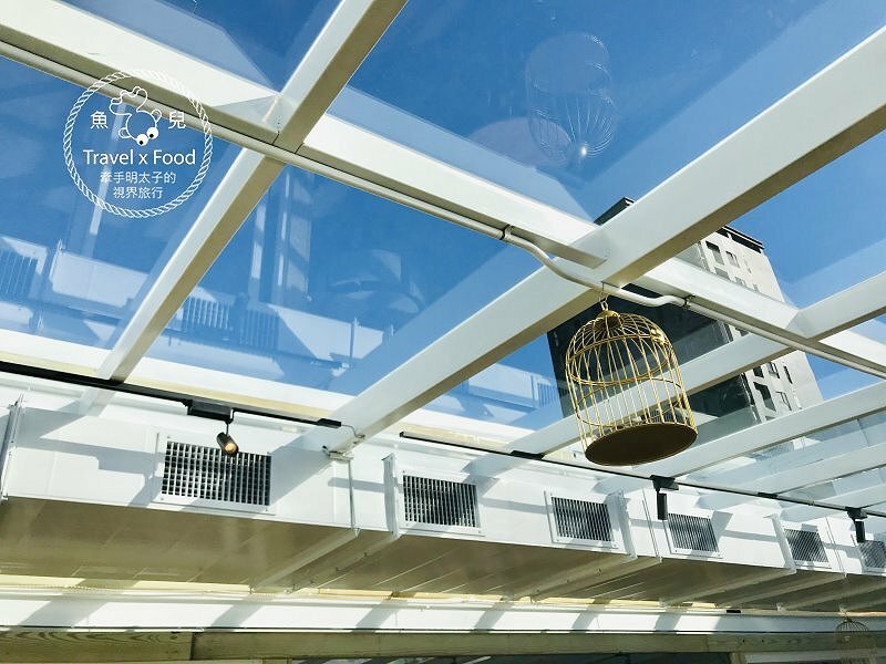 白色貨櫃屋,純白網美風,河濱新地標,不限時慢慢坐,親子寵物友善空間,OVER THERE 等你一起喝咖啡享輕食 @魚兒 x 牽手明太子的「視」界旅行