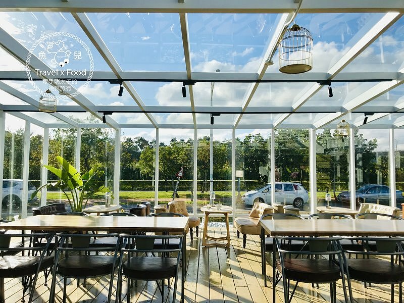 白色貨櫃屋,純白網美風,河濱新地標,不限時慢慢坐,親子寵物友善空間,OVER THERE 等你一起喝咖啡享輕食 @魚兒 x 牽手明太子的「視」界旅行