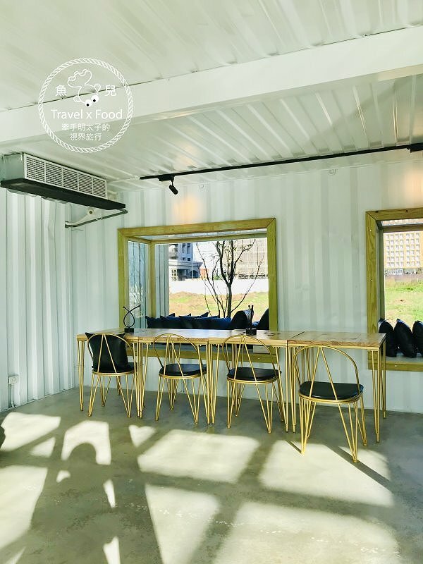 白色貨櫃屋,純白網美風,河濱新地標,不限時慢慢坐,親子寵物友善空間,OVER THERE 等你一起喝咖啡享輕食 @魚兒 x 牽手明太子的「視」界旅行