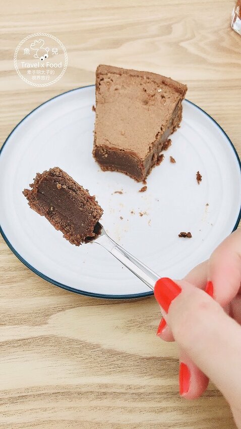 白色貨櫃屋,純白網美風,河濱新地標,不限時慢慢坐,親子寵物友善空間,OVER THERE 等你一起喝咖啡享輕食 @魚兒 x 牽手明太子的「視」界旅行