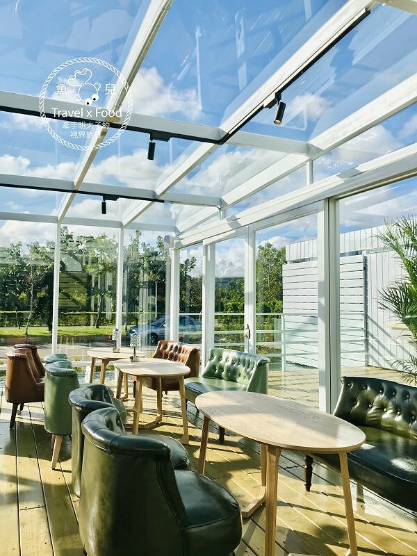 白色貨櫃屋,純白網美風,河濱新地標,不限時慢慢坐,親子寵物友善空間,OVER THERE 等你一起喝咖啡享輕食 @魚兒 x 牽手明太子的「視」界旅行