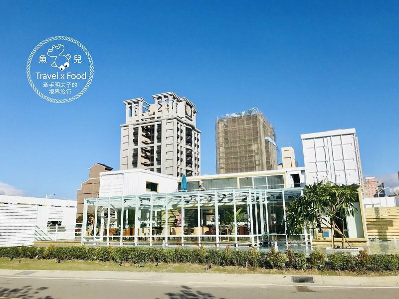 白色貨櫃屋,純白網美風,河濱新地標,不限時慢慢坐,親子寵物友善空間,OVER THERE 等你一起喝咖啡享輕食 @魚兒 x 牽手明太子的「視」界旅行