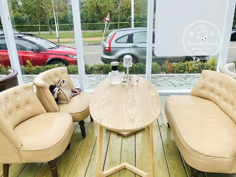 白色貨櫃屋,純白網美風,河濱新地標,不限時慢慢坐,親子寵物友善空間,OVER THERE 等你一起喝咖啡享輕食 @魚兒 x 牽手明太子的「視」界旅行