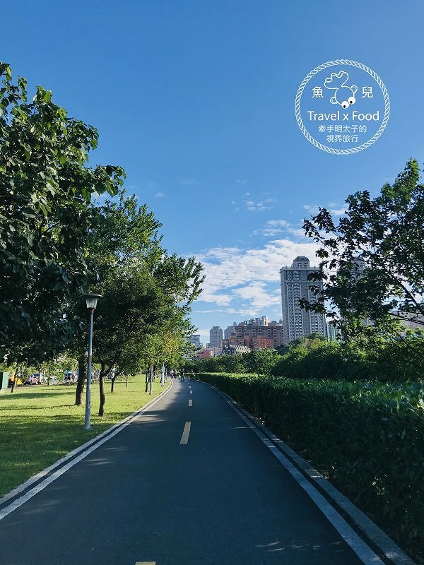 白色貨櫃屋,純白網美風,河濱新地標,不限時慢慢坐,親子寵物友善空間,OVER THERE 等你一起喝咖啡享輕食 @魚兒 x 牽手明太子的「視」界旅行