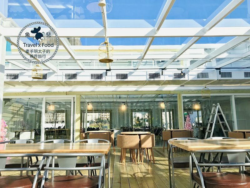 白色貨櫃屋,純白網美風,河濱新地標,不限時慢慢坐,親子寵物友善空間,OVER THERE 等你一起喝咖啡享輕食 @魚兒 x 牽手明太子的「視」界旅行