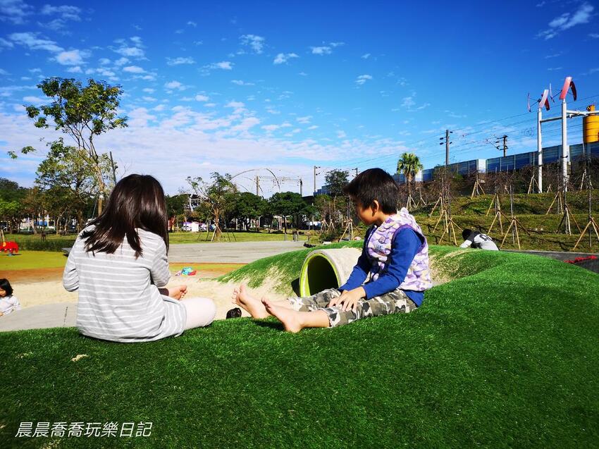 宜蘭最新特色公園！攀爬冒險區、沙坑探索區、木棧道、無縫彈性地坪、木屑舖設，一起發揮創意玩遊戲！就在【冬山鄉政公園】！