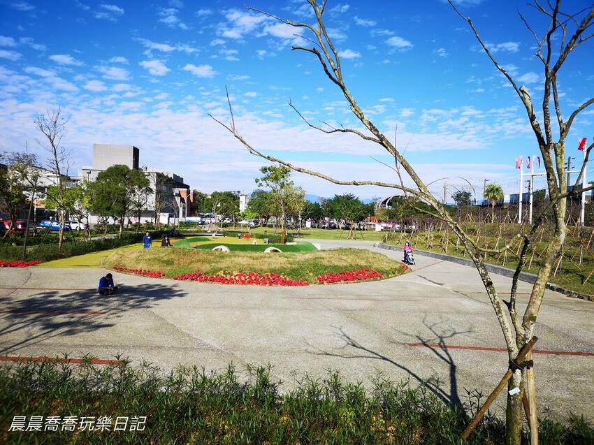 宜蘭最新特色公園！攀爬冒險區、沙坑探索區、木棧道、無縫彈性地坪、木屑舖設，一起發揮創意玩遊戲！就在【冬山鄉政公園】！