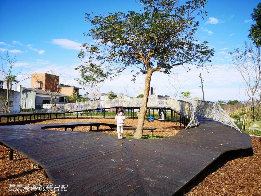 宜蘭最新特色公園！攀爬冒險區、沙坑探索區、木棧道、無縫彈性地坪、木屑舖設，一起發揮創意玩遊戲！就在【冬山鄉政公園】！