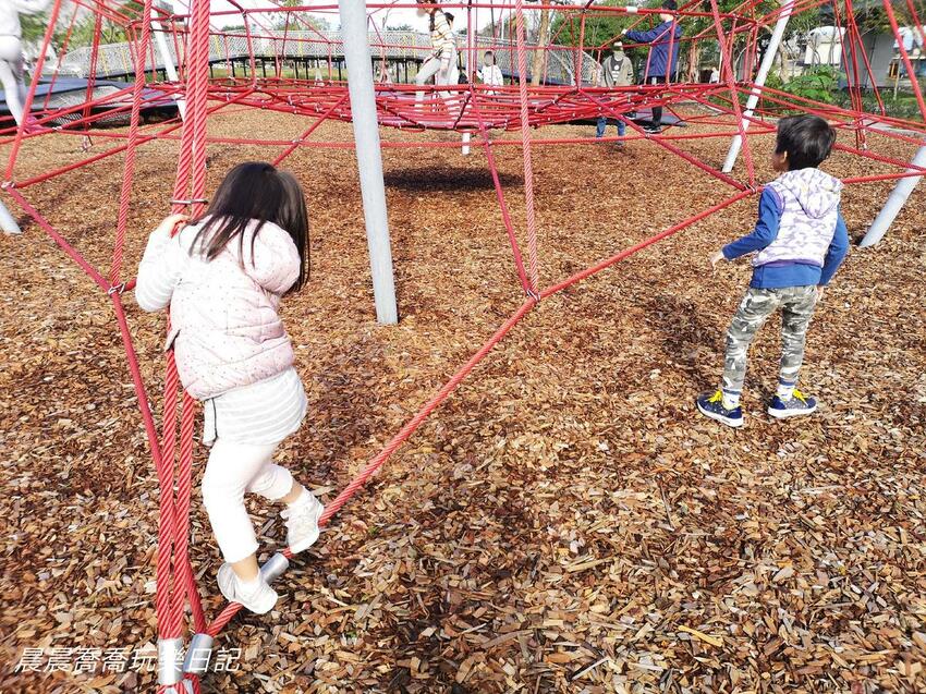 宜蘭最新特色公園！攀爬冒險區、沙坑探索區、木棧道、無縫彈性地坪、木屑舖設，一起發揮創意玩遊戲！就在【冬山鄉政公園】！