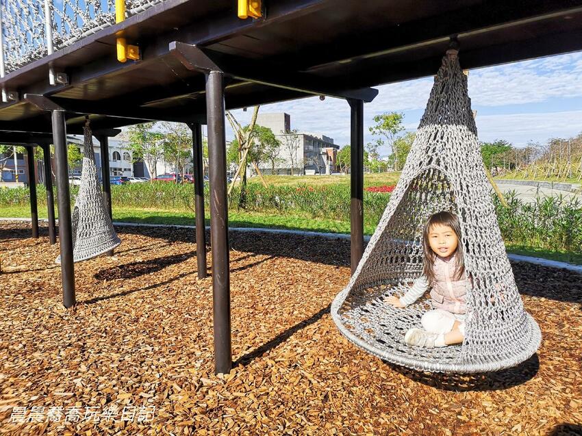 宜蘭最新特色公園！攀爬冒險區、沙坑探索區、木棧道、無縫彈性地坪、木屑舖設，一起發揮創意玩遊戲！就在【冬山鄉政公園】！