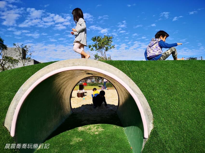 宜蘭最新特色公園！攀爬冒險區、沙坑探索區、木棧道、無縫彈性地坪、木屑舖設，一起發揮創意玩遊戲！就在【冬山鄉政公園】！