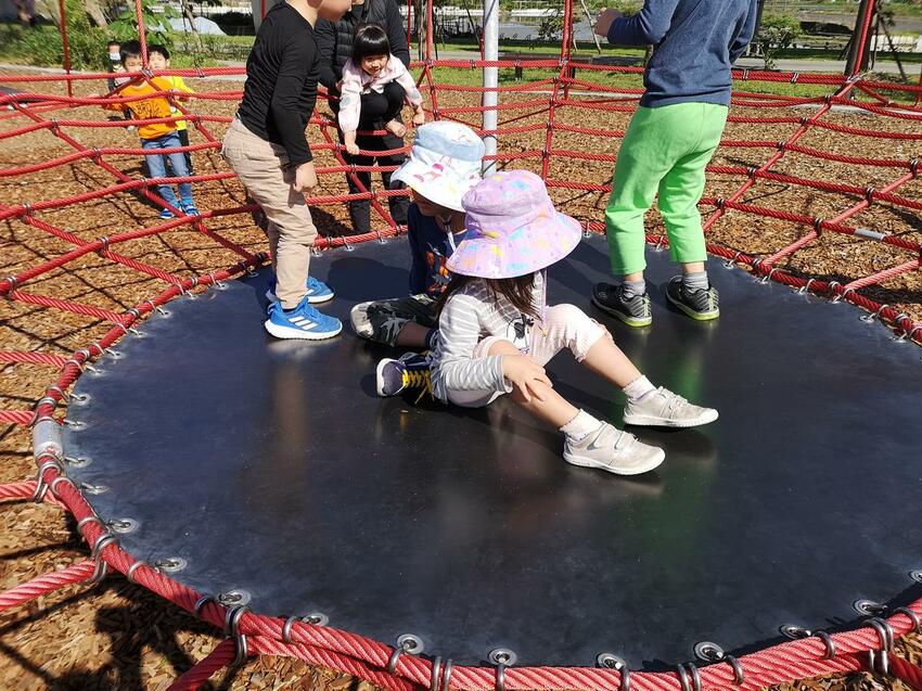 宜蘭最新特色公園！攀爬冒險區、沙坑探索區、木棧道、無縫彈性地坪、木屑舖設，一起發揮創意玩遊戲！就在【冬山鄉政公園】！