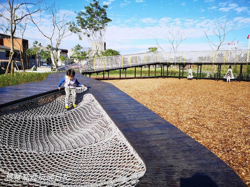 宜蘭最新特色公園！攀爬冒險區、沙坑探索區、木棧道、無縫彈性地坪、木屑舖設，一起發揮創意玩遊戲！就在【冬山鄉政公園】！
