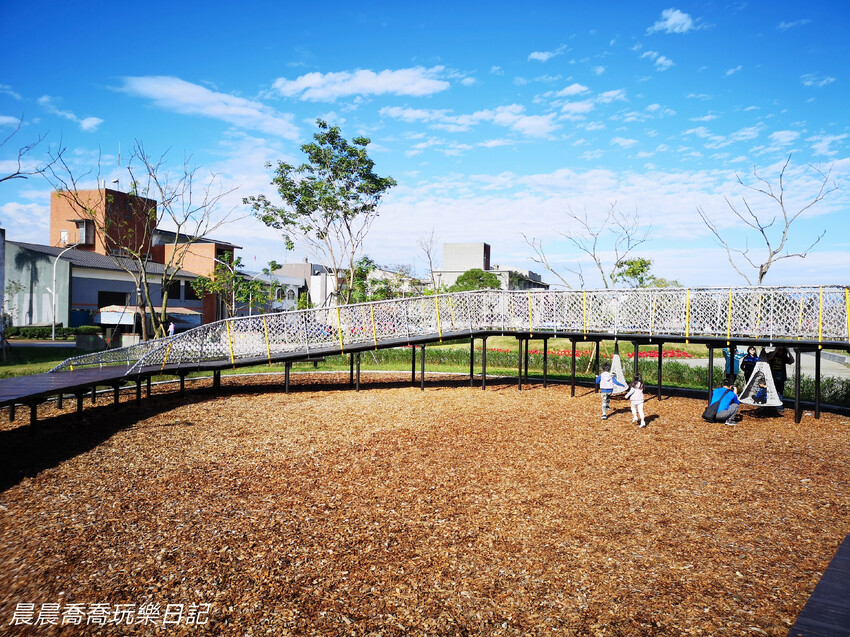宜蘭最新特色公園！攀爬冒險區、沙坑探索區、木棧道、無縫彈性地坪、木屑舖設，一起發揮創意玩遊戲！就在【冬山鄉政公園】！