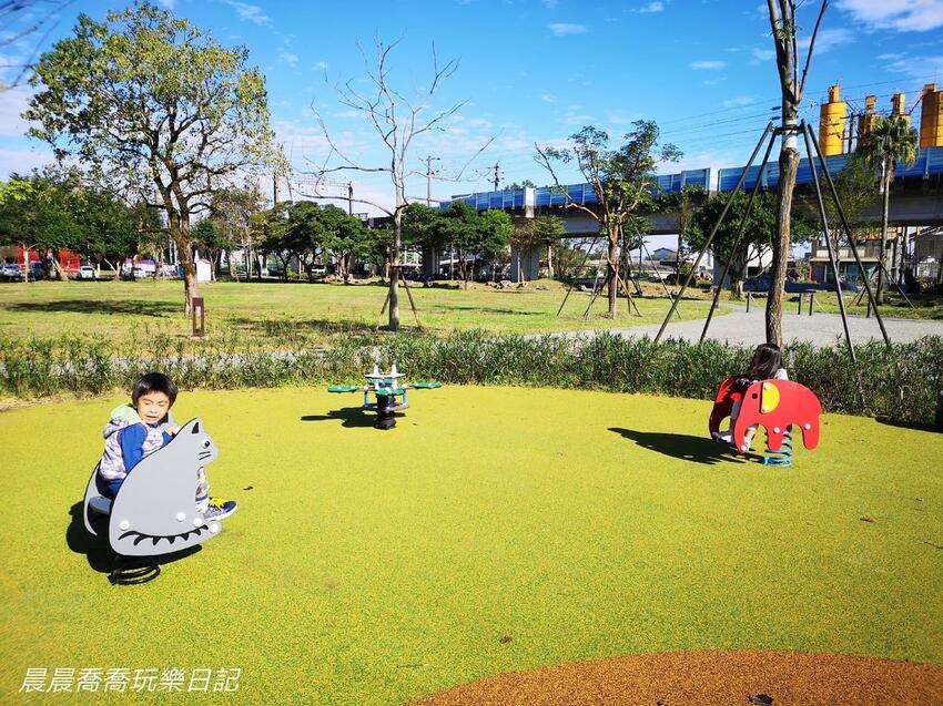 宜蘭最新特色公園！攀爬冒險區、沙坑探索區、木棧道、無縫彈性地坪、木屑舖設，一起發揮創意玩遊戲！就在【冬山鄉政公園】！