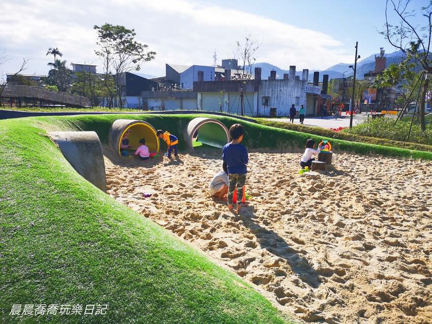 宜蘭最新特色公園！攀爬冒險區、沙坑探索區、木棧道、無縫彈性地坪、木屑舖設，一起發揮創意玩遊戲！就在【冬山鄉政公園】！